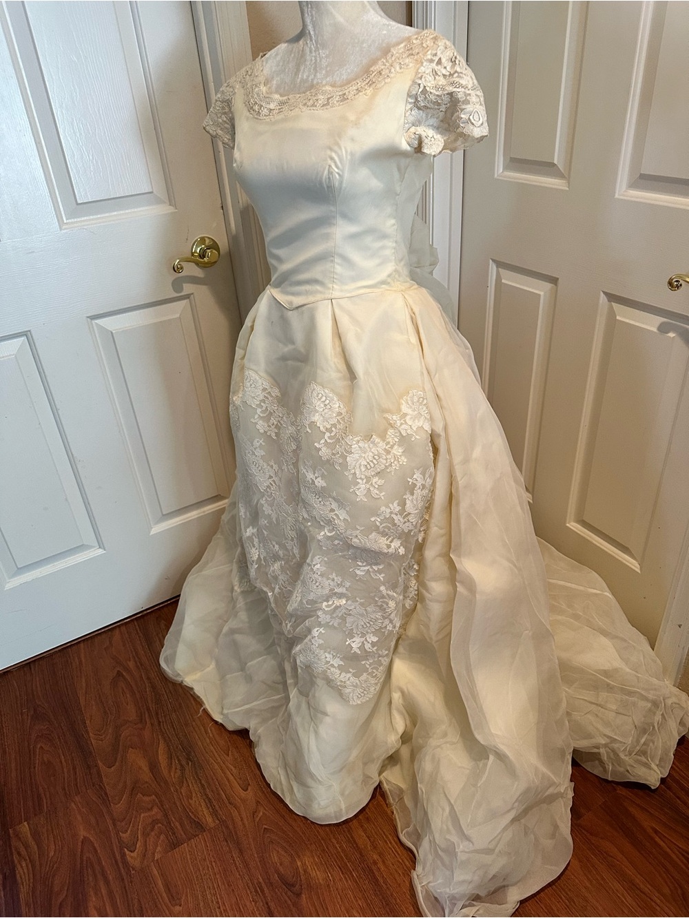 1950’s Ivory Lace-Accent Vintage Wedding Gown - Picture 6 of 11